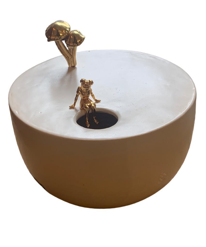 VASO COM COGUMELO E ESCULTURA DE MENINA GOLD