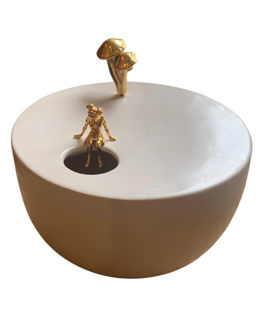 VASO COM COGUMELO E ESCULTURA DE MENINA GOLD